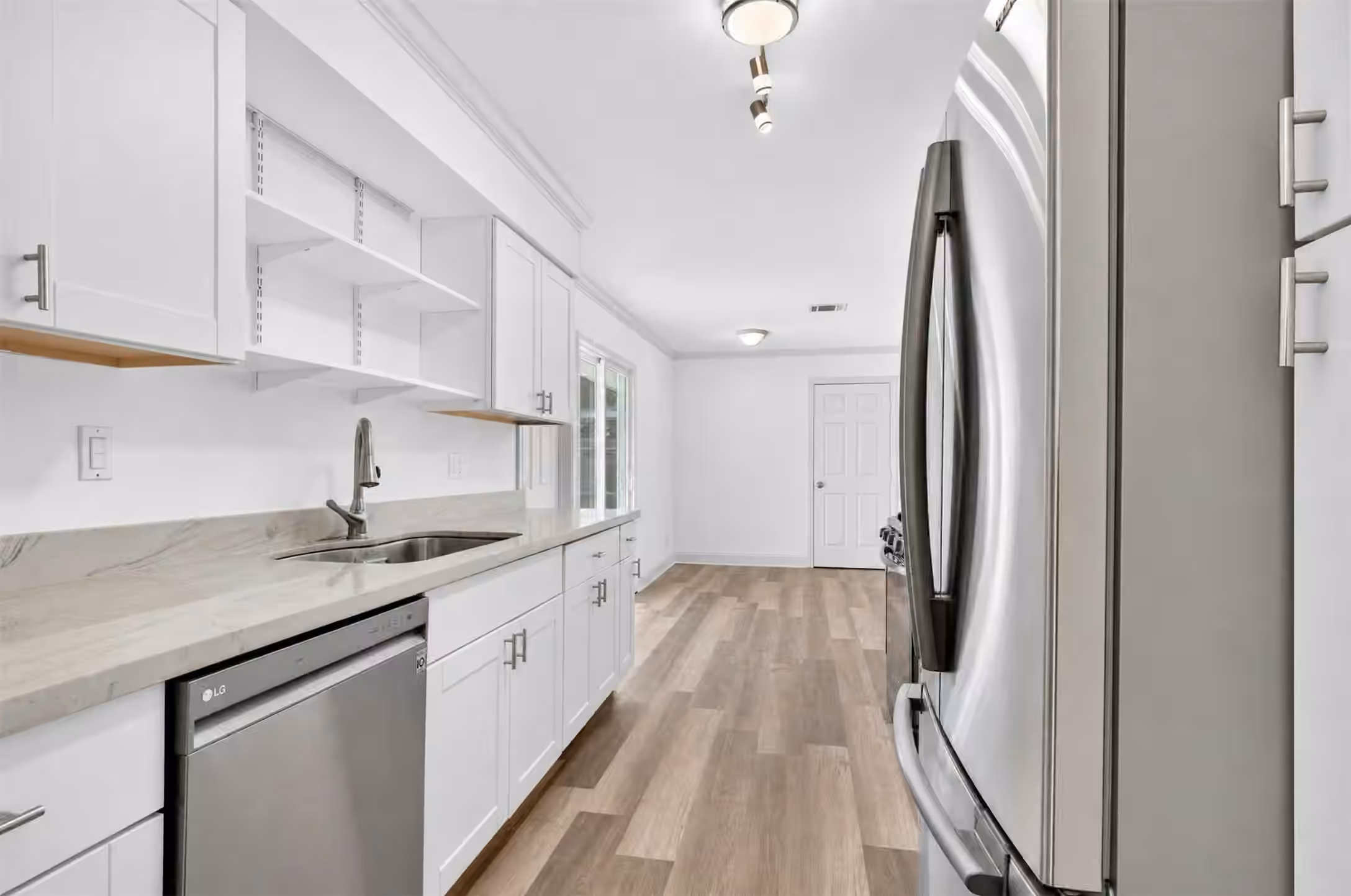 Photo 6 of 6717 Sharpcrest Street, Houston, TX