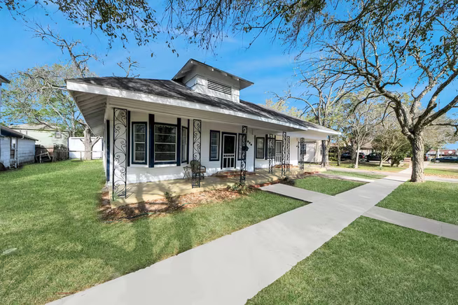 Photo 3 of 820 6th Street, Rosenberg, TX