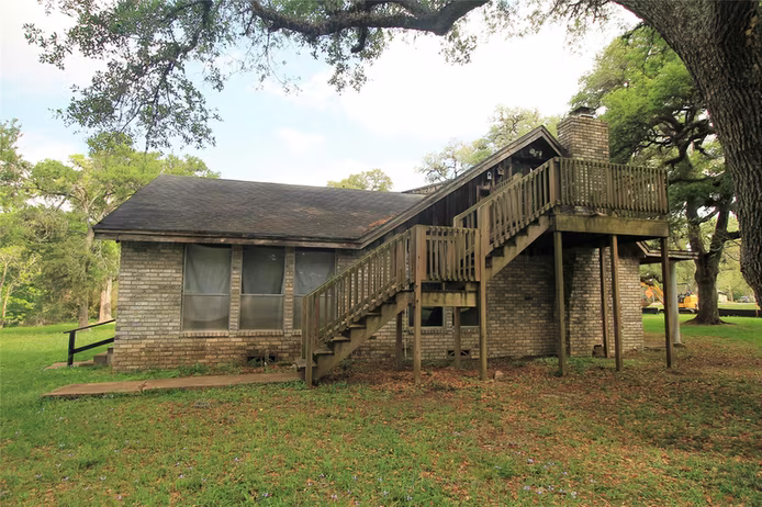 Photo 3 of 1518 S Columbia Drive, West Columbia, TX
