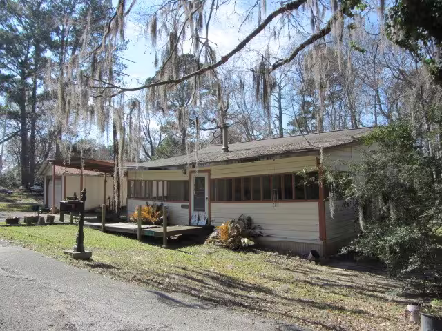 Photo of 1 Lee Drive, Huntsville, TX 77320