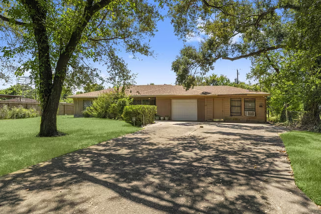 Photo 2 of 814 Isetta Lane, Houston, TX