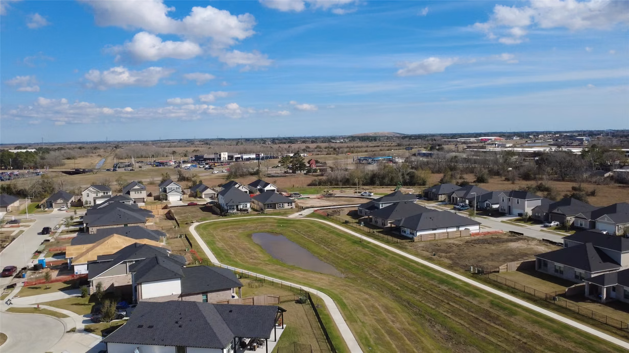 Photo 4 of 239 Orchard Laurel Drive, Alvin, TX