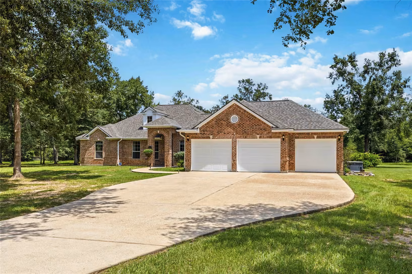 Photo 2 of 866 Big Buck Drive, Cleveland, TX