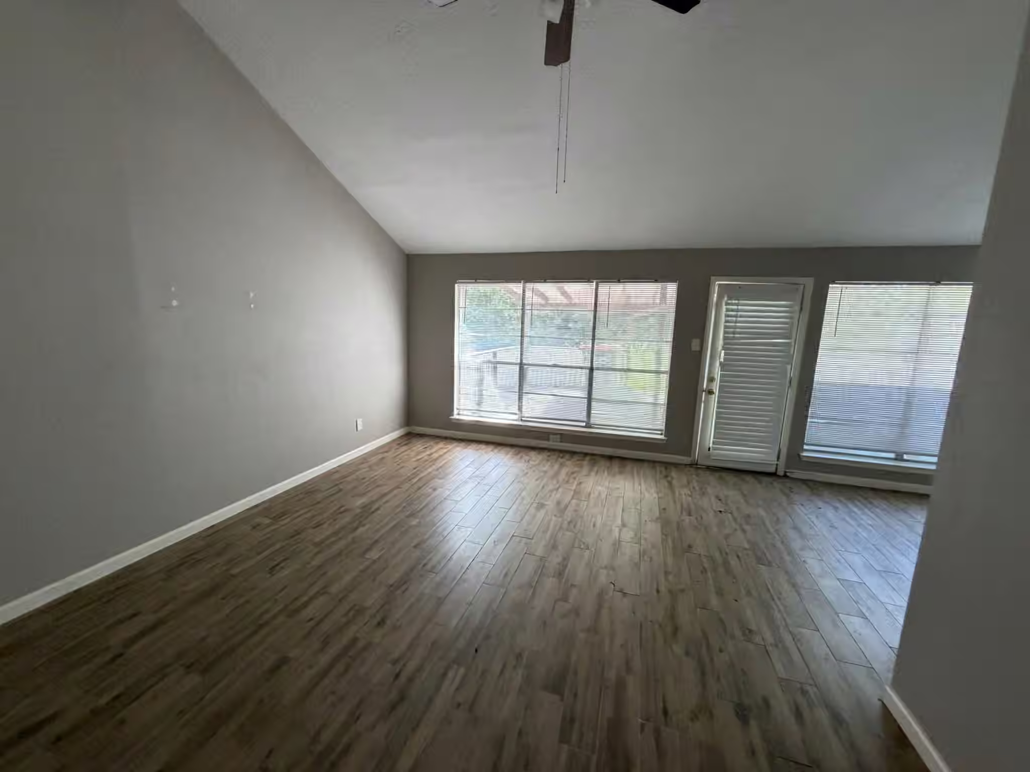Photo 2 of 217 Willoughby Drive, Richmond, TX