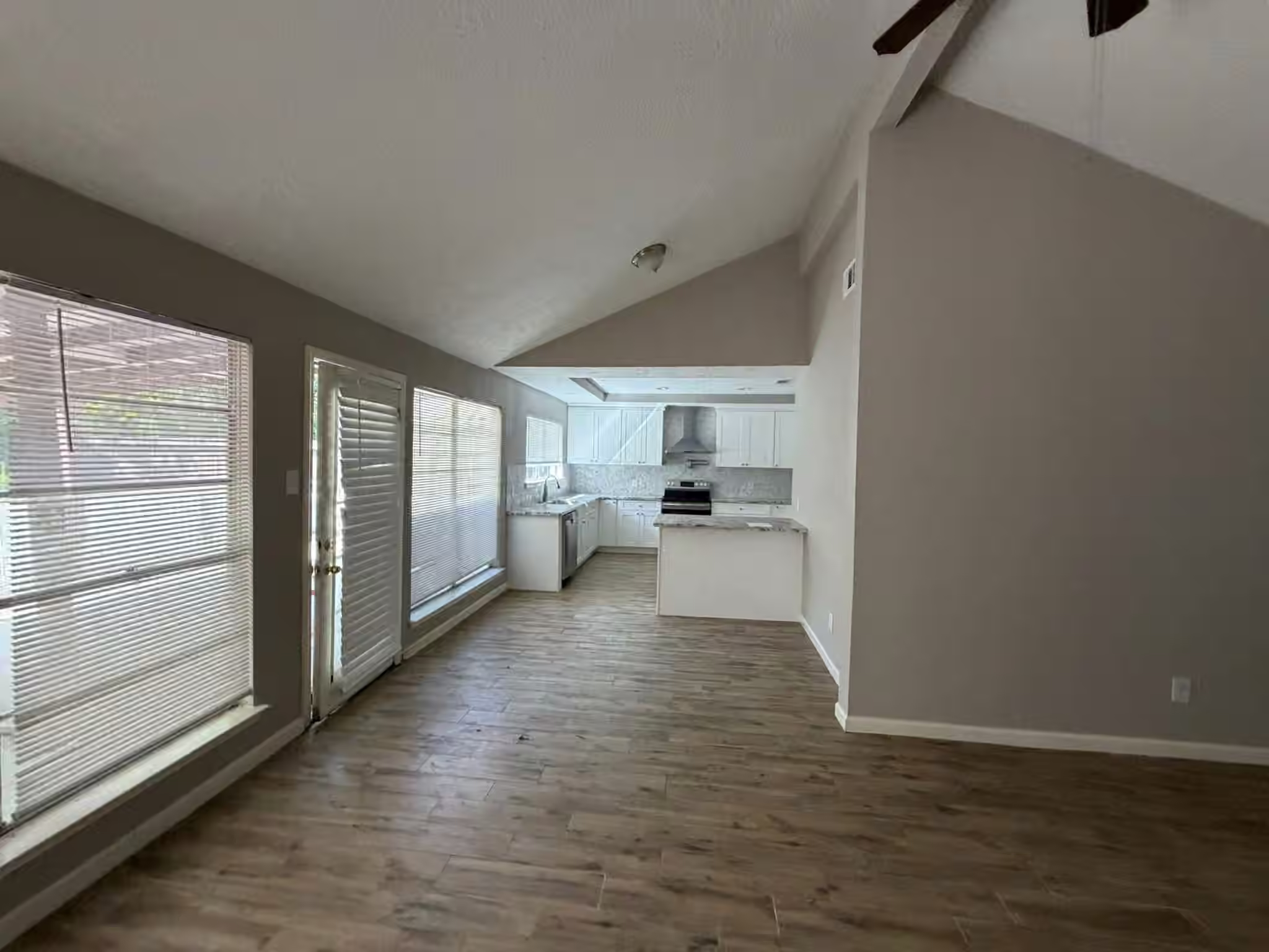 Photo 3 of 217 Willoughby Drive, Richmond, TX