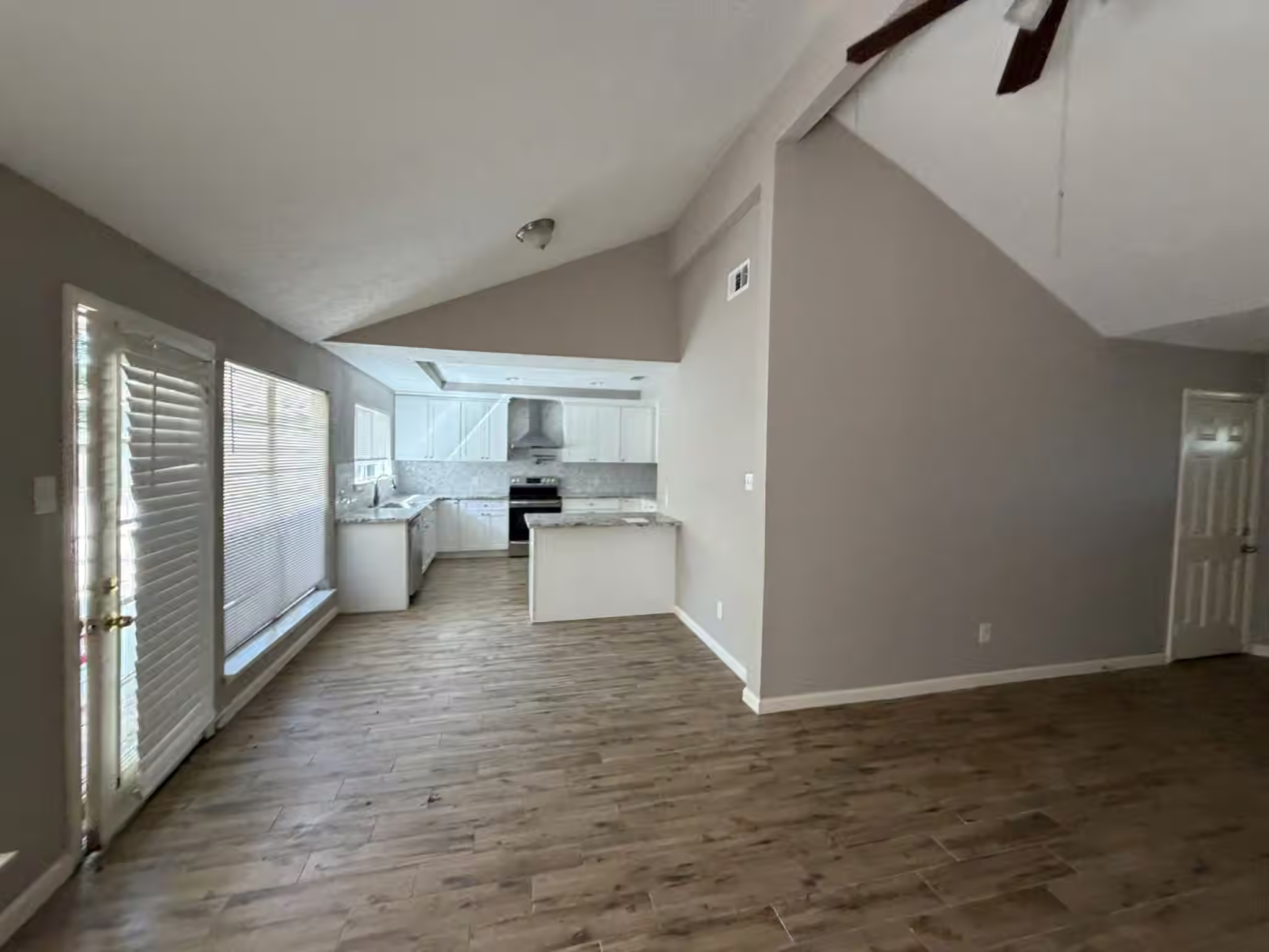 Photo 4 of 217 Willoughby Drive, Richmond, TX