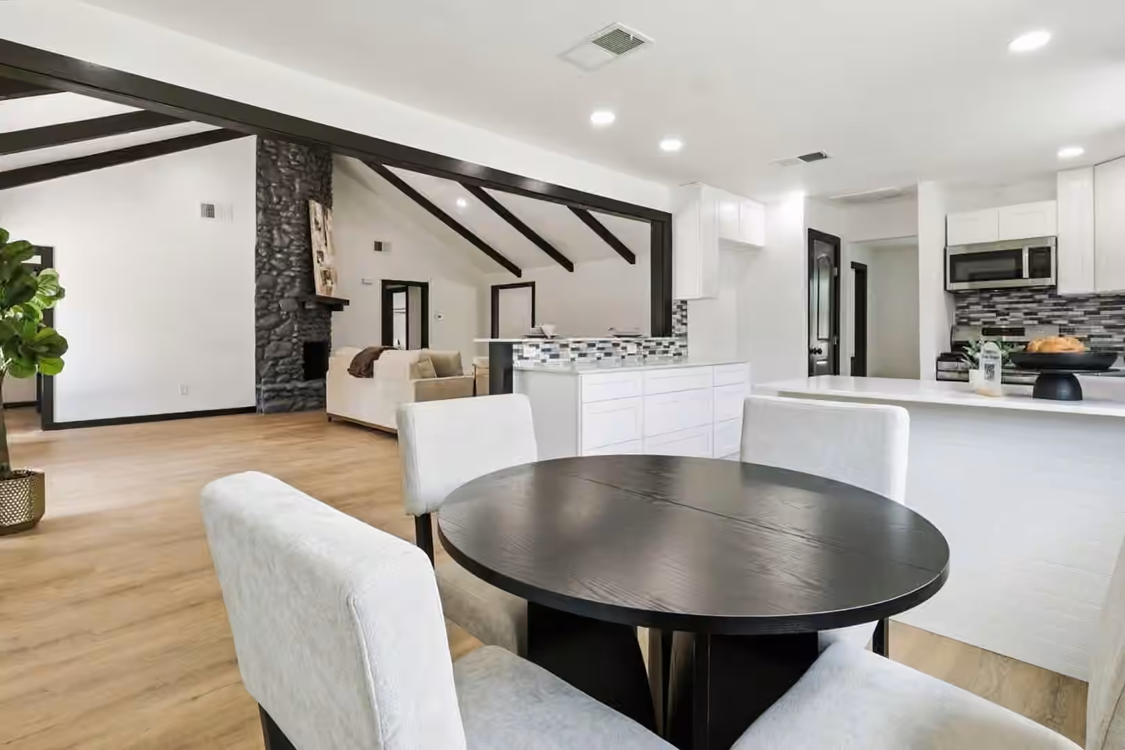 Photo 5 of 3300 Knight Lane, Baytown, TX
