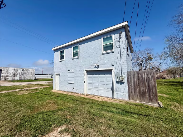 Photo 4 of 429 W 2nd Street, Freeport, TX