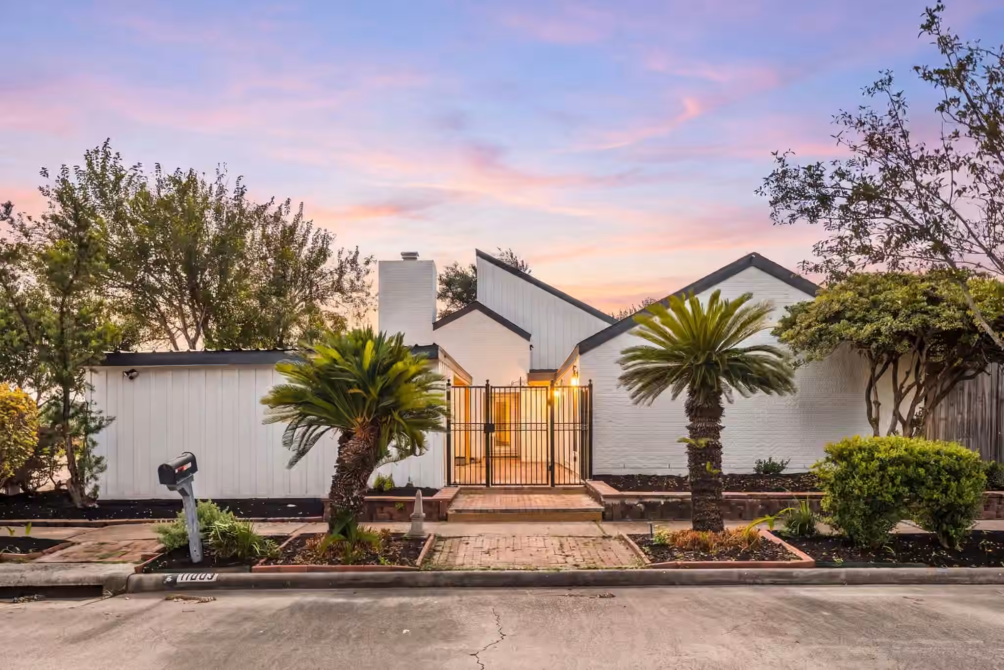 Photo of 11003 Bellbrook Drive, Houston, TX 77096