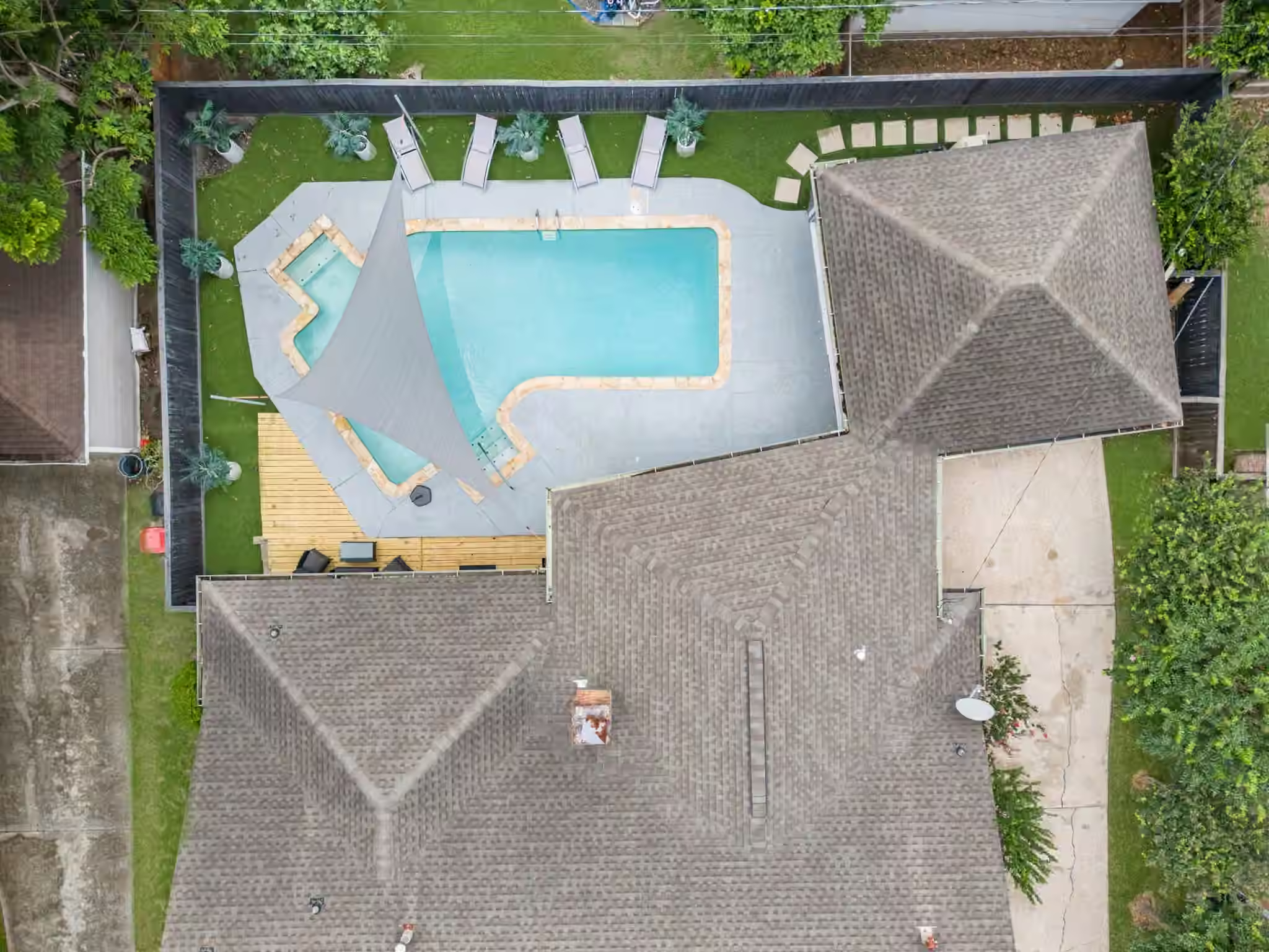 Photo 3 of 8215 Braes Meadow Drive, Houston, TX