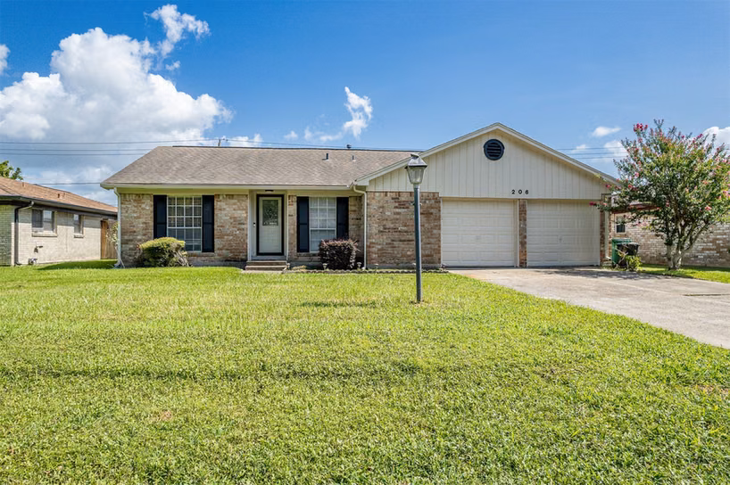 Photo 3 of 206 Kelly Lane, Baytown, TX