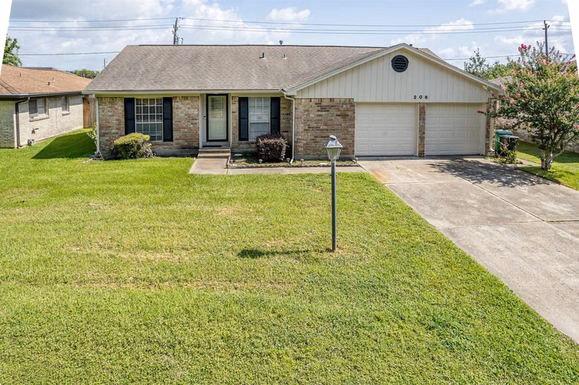 Photo 4 of 206 Kelly Lane, Baytown, TX