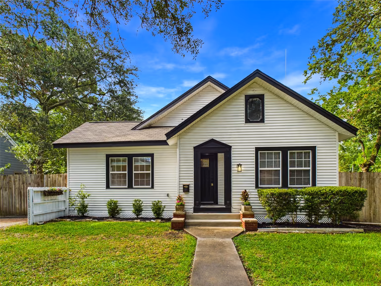 Photo 3 of 24 11th Avenue N, Texas City, TX