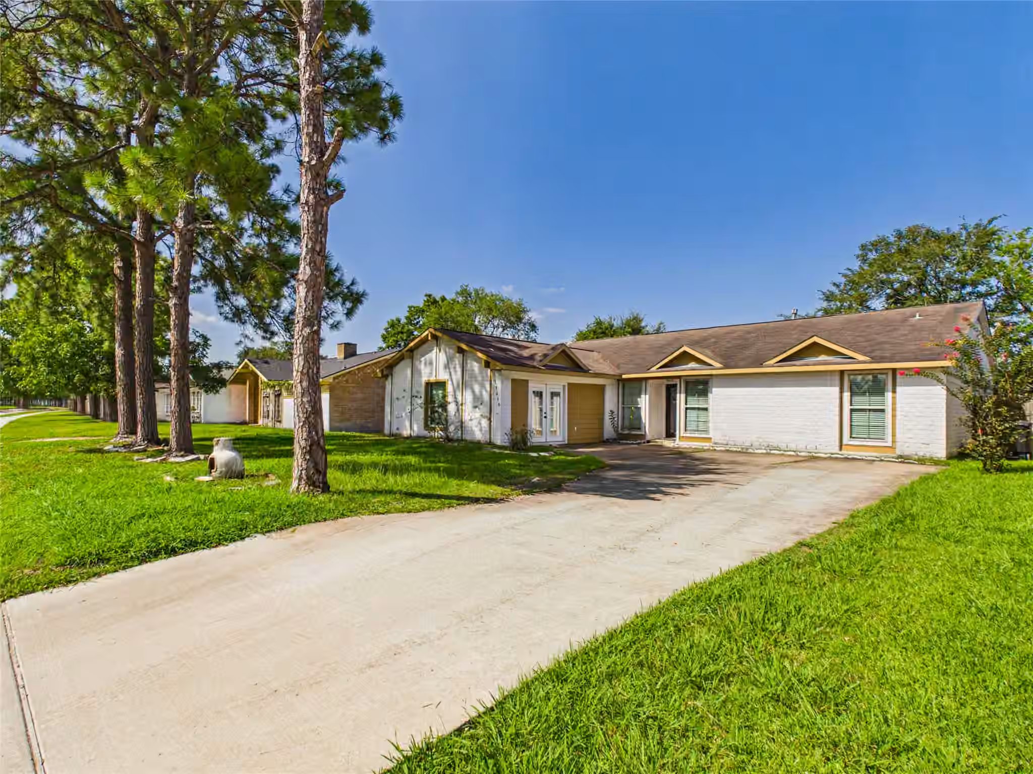 Photo 2 of 11419 Blackhawk Boulevard, Houston, TX