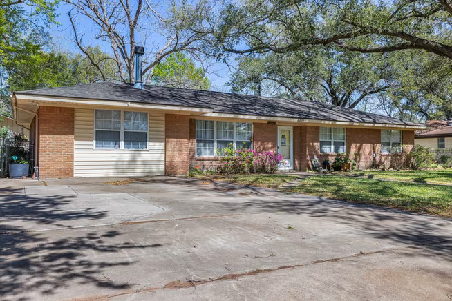 Photo 2 of 1326 Kathy Avenue, Sealy, TX
