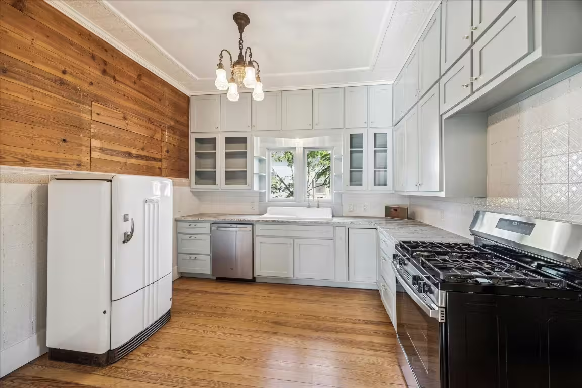 Photo 5 of 208 N Rusk Street, Fayetteville, TX