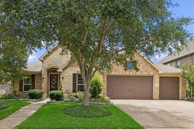 Photo 2 of 8810 Purdy Crescent Trail, Richmond, TX