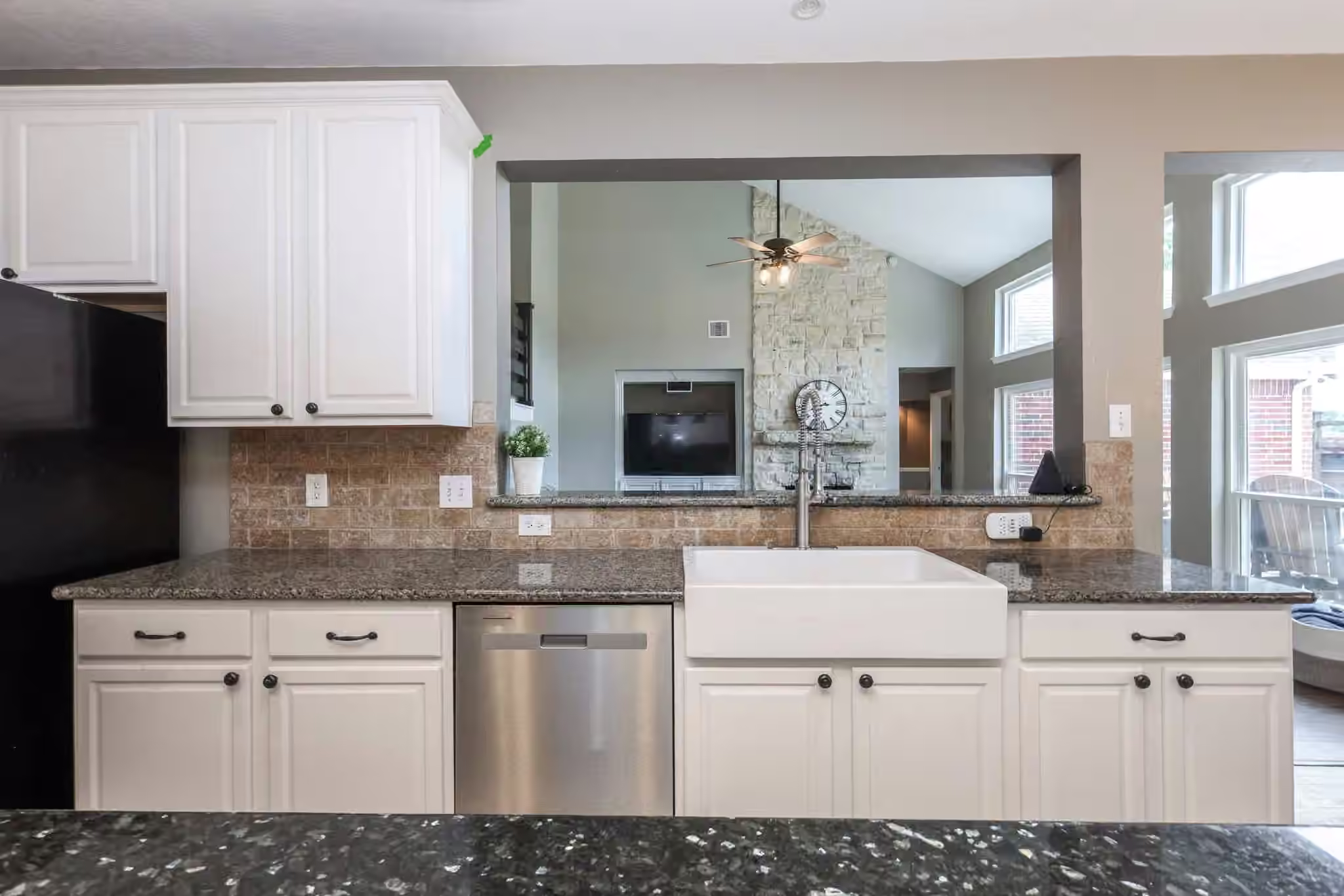 Photo 5 of 3239 Braesview Drive, Pearland, TX