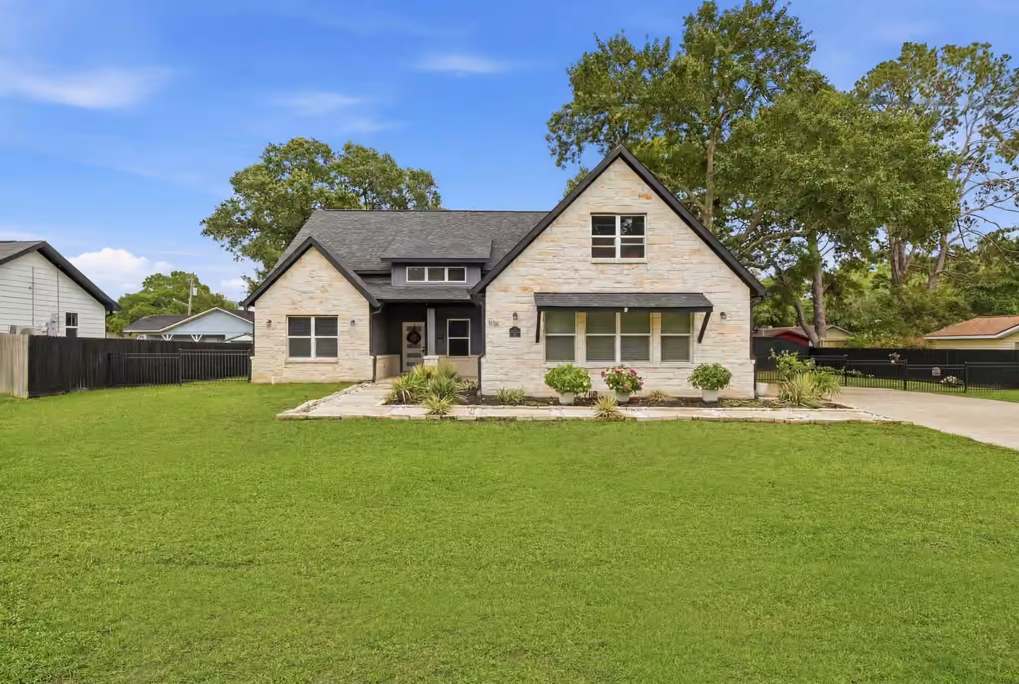 Photo of 708 Magnolia St Avenue, Sealy, TX 77474