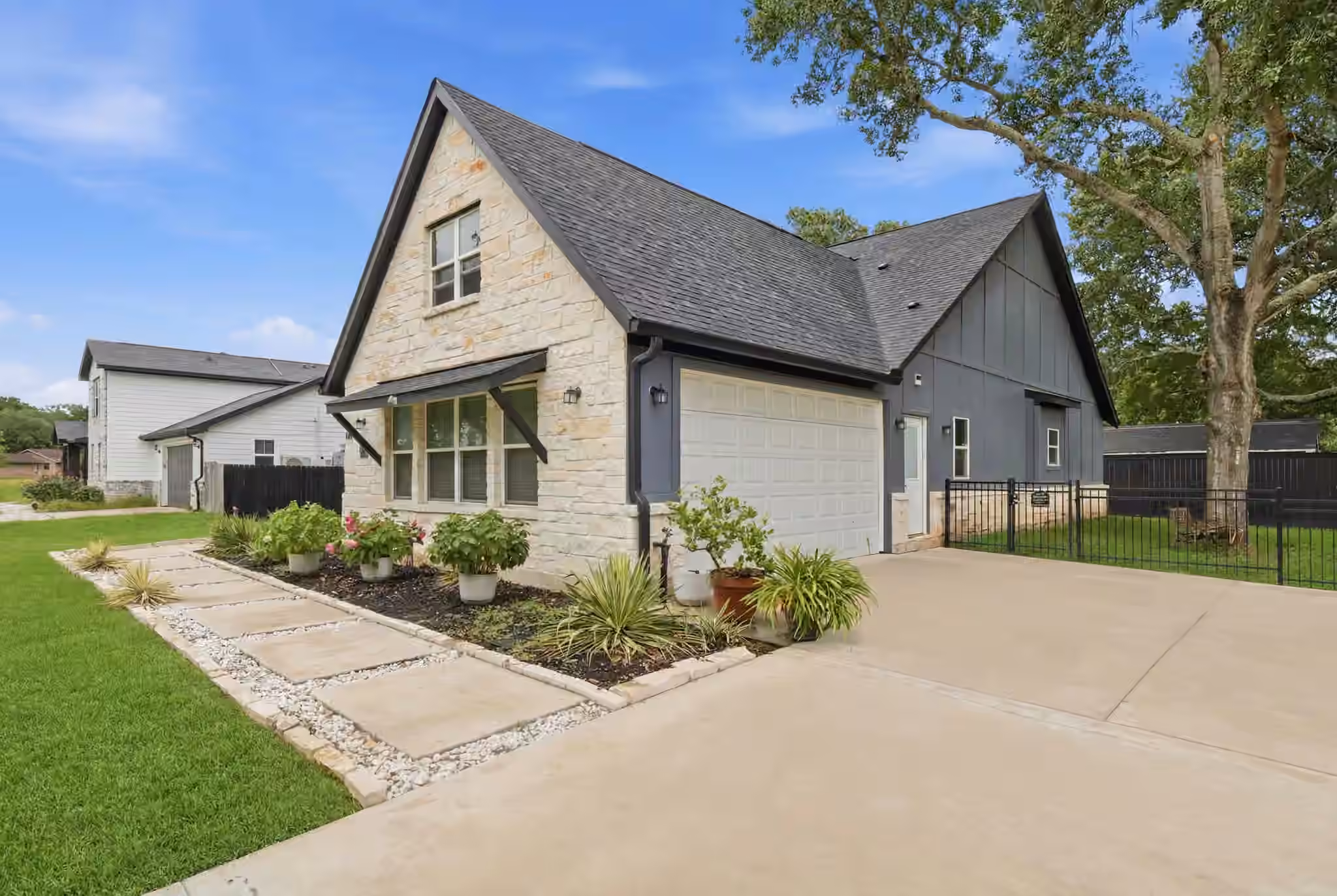 Photo 2 of 708 Magnolia St Avenue, Sealy, TX