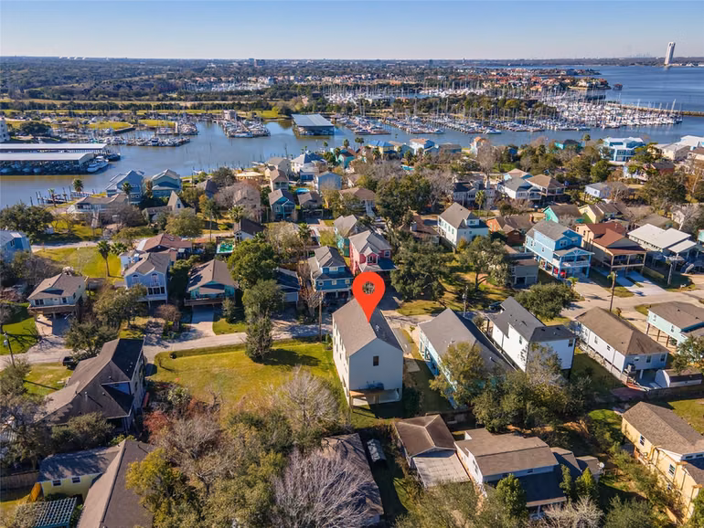 Photo 2 of 701 Pine Road Road, Clear Lake Shores, TX