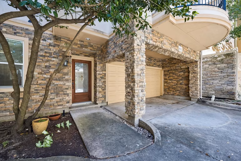 Photo 2 of 6001 Truro Street E, Houston, TX
