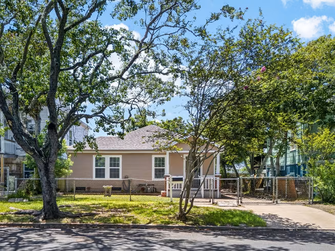 Photo 3 of 1805 Avenue N 1/2, Galveston, TX