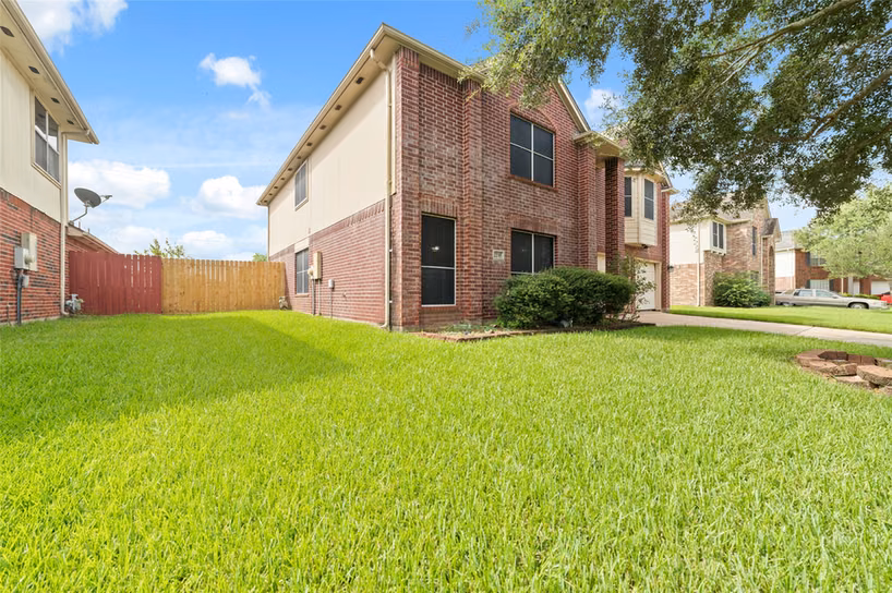 Photo 3 of 2235 Heatherwood Drive, Missouri City, TX