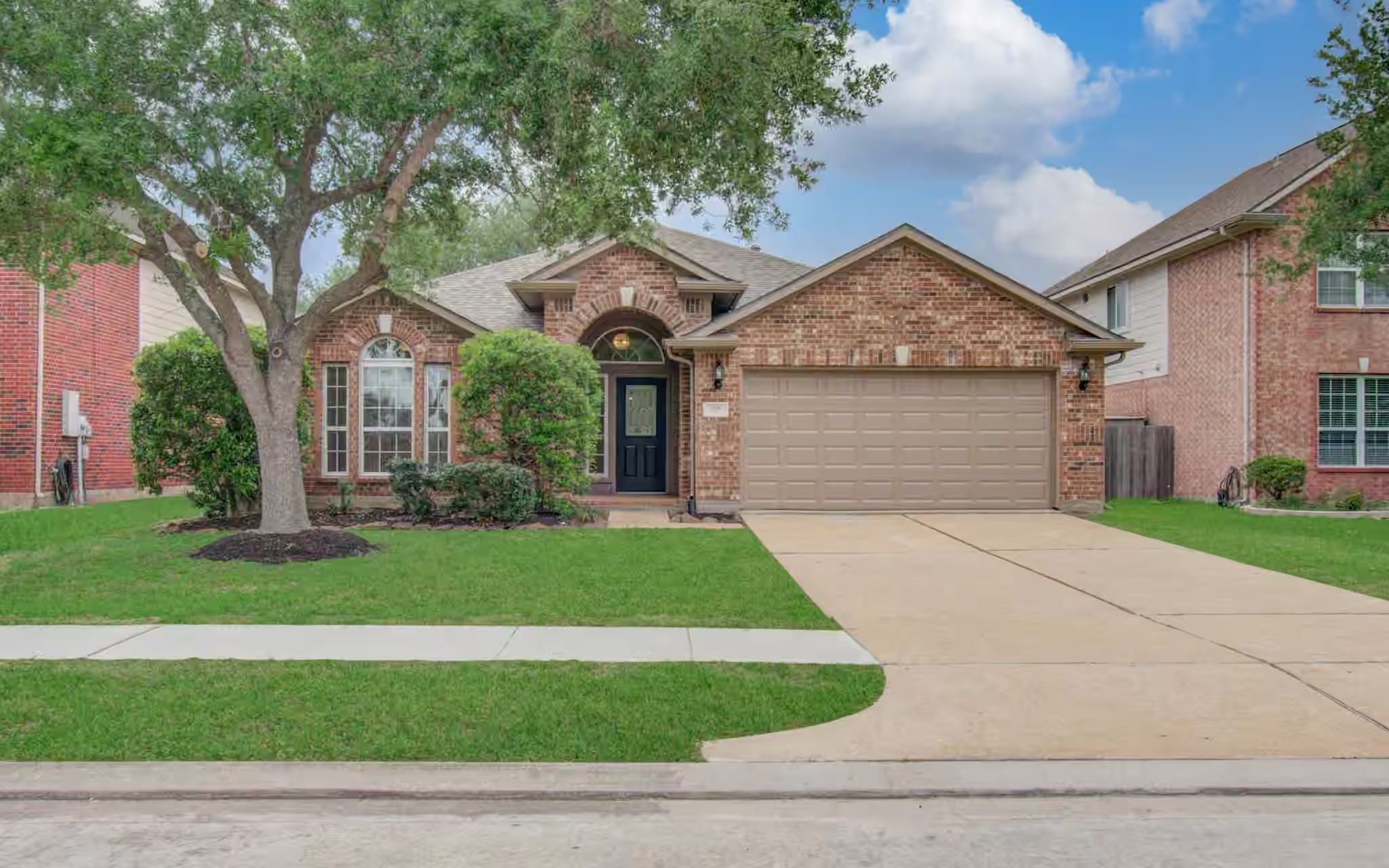 Photo 2 of 2030 Creek Shore Lane, Pearland, TX