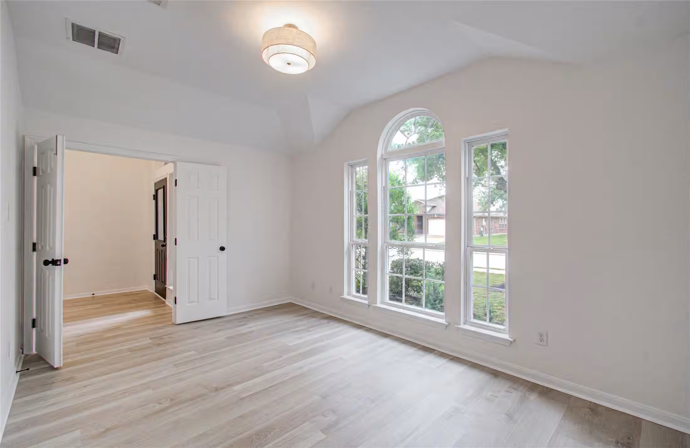 Photo 5 of 2030 Creek Shore Lane, Pearland, TX