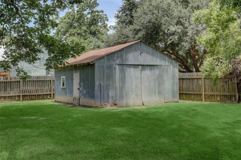 Photo 2 of 215 E Dahlgren Avenue, Wharton, TX