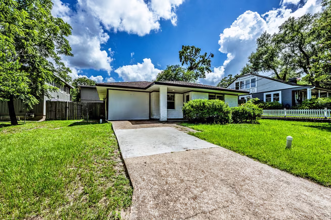 Photo 2 of 1409 20th Street, Huntsville, TX