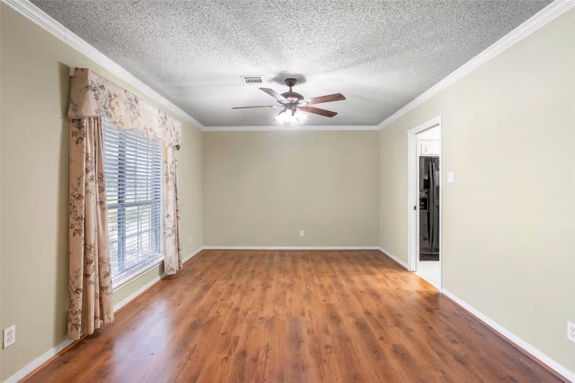 Photo 5 of 5521 Lanis Street, Dickinson, TX