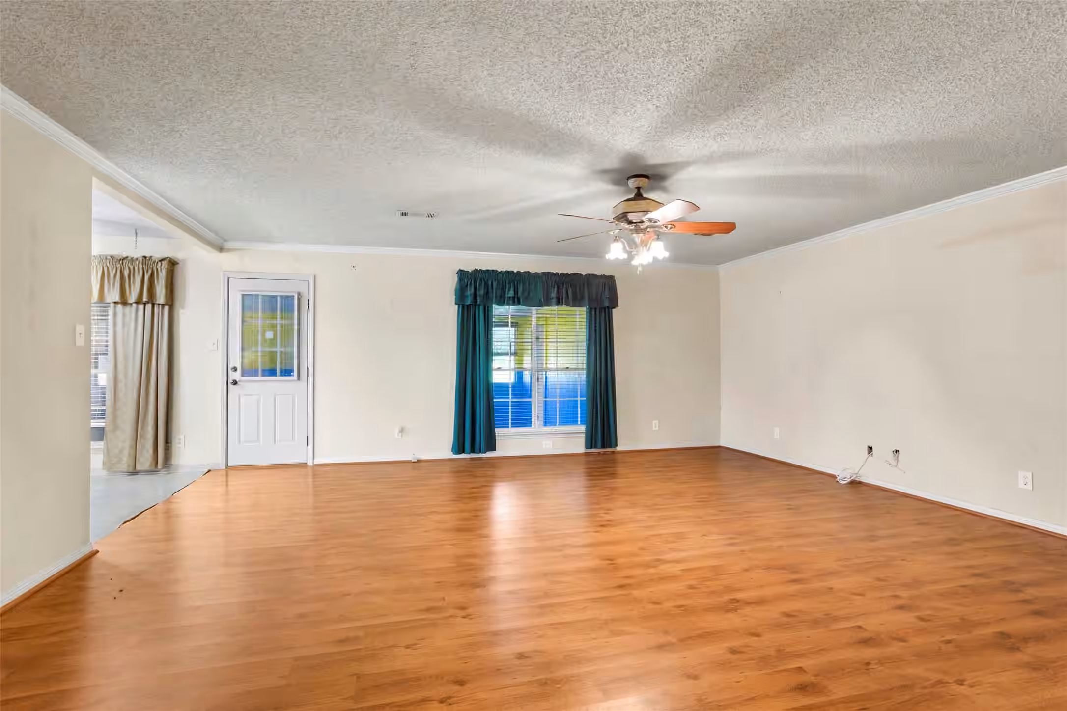 Photo 7 of 5521 Lanis Street, Dickinson, TX