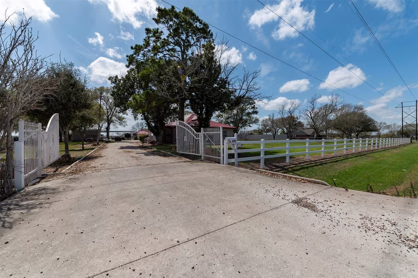Photo 2 of 834 County Road 408, El Campo, TX