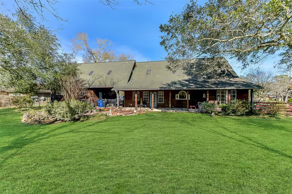 Photo 5 of 222 Quaker Drive, Friendswood, TX