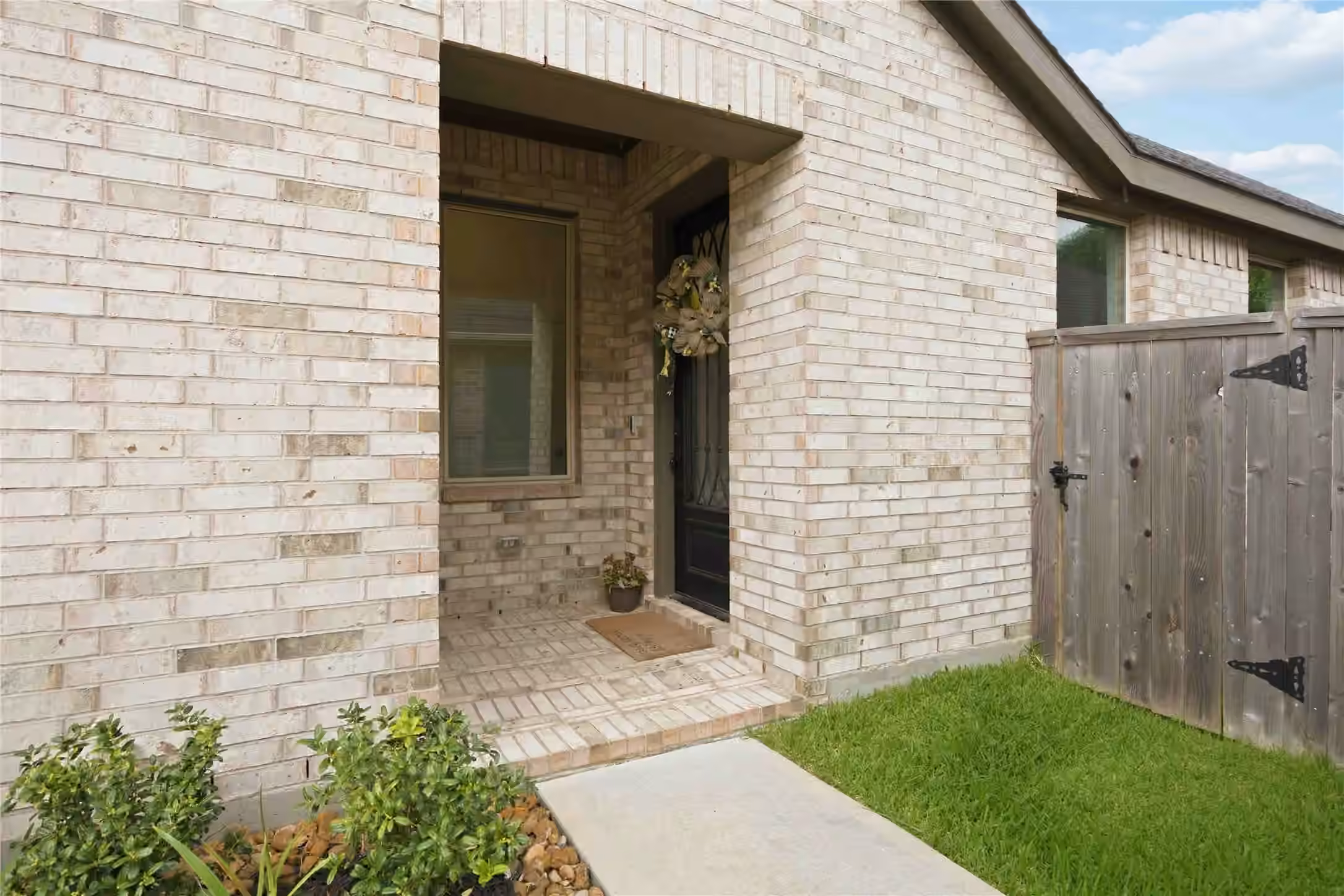 Photo 4 of 35432 Woodtrace Circle, Pinehurst, TX