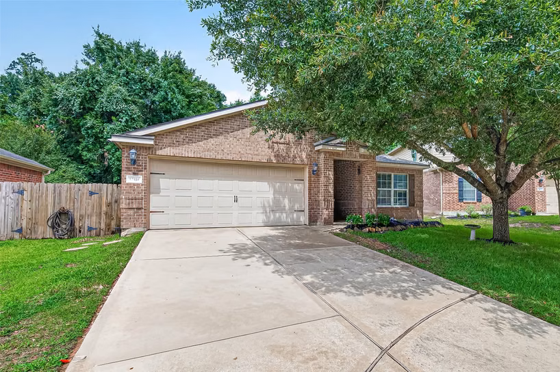 Photo 3 of 12114 Estelle Lane, Pinehurst, TX