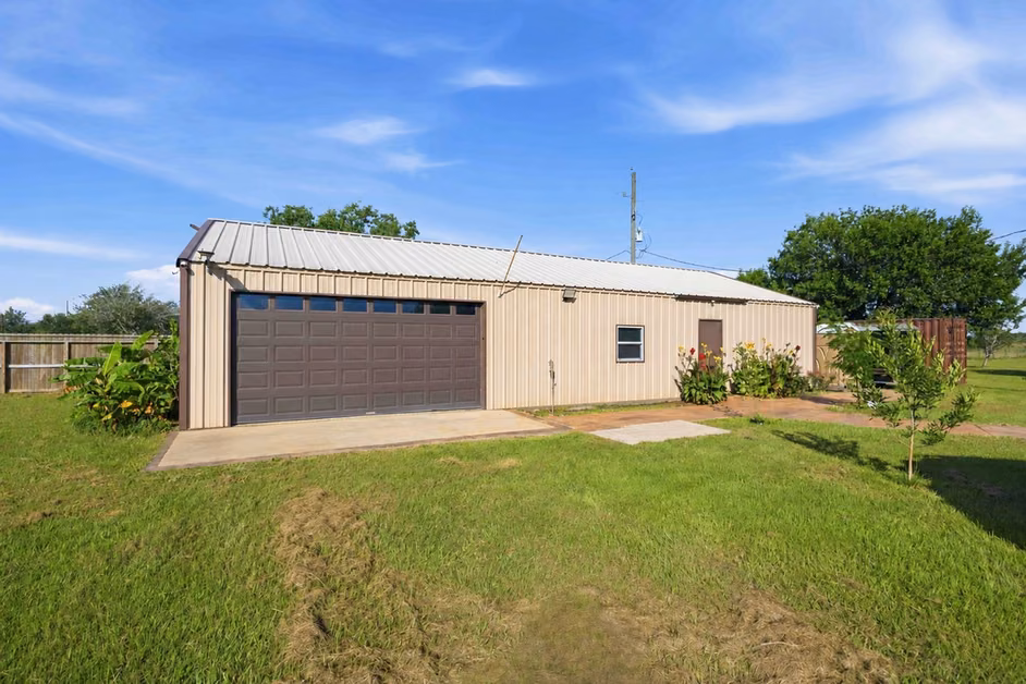 Photo 2 of 9318 E Creek Bend Drive, Needville, TX