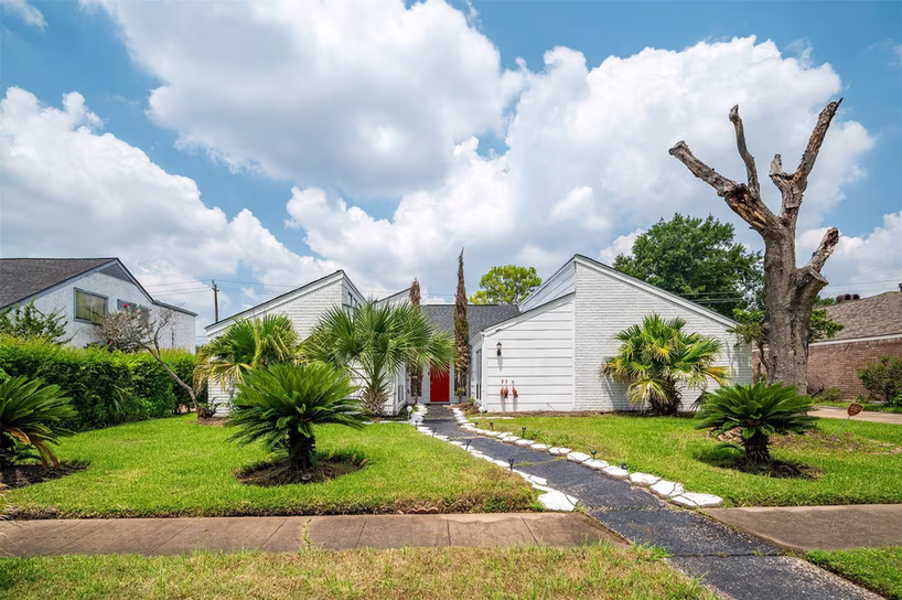 Photo of 10730 Braes Bayou Drive, Houston, TX 77071