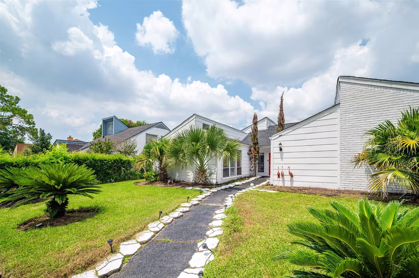 Photo 3 of 10730 Braes Bayou Drive, Houston, TX