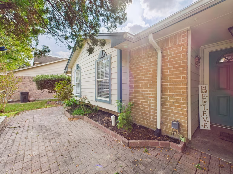 Photo 2 of 16207 N Meadow Drive, Houston, TX