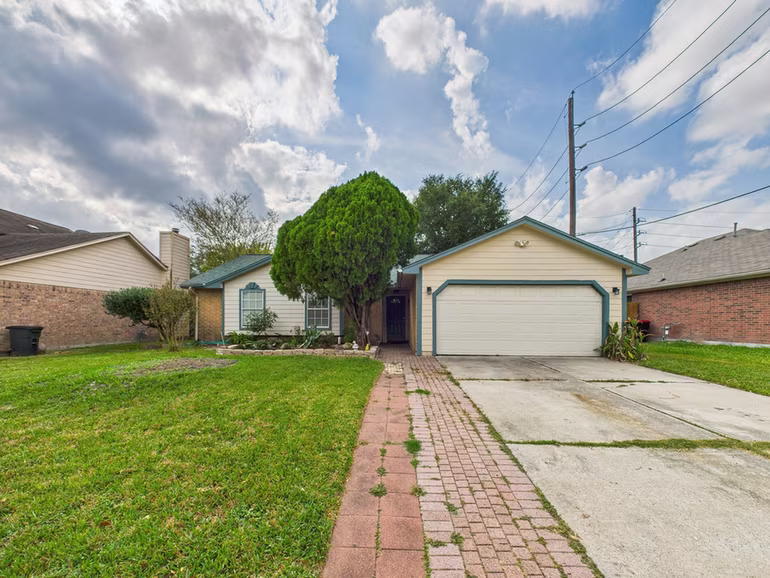 Photo 3 of 16207 N Meadow Drive, Houston, TX