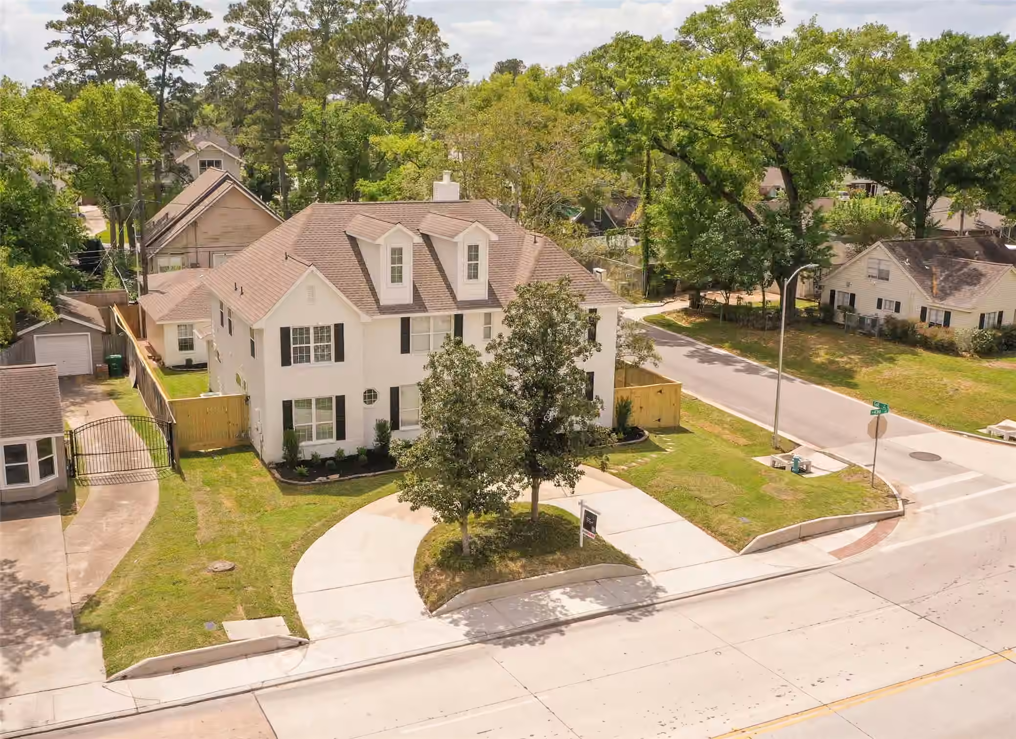 Photo 2 of 979 W 43rd Street, Houston, TX
