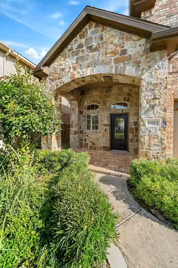 Photo 4 of 19323 S Cottonwood Green Lane, Cypress, TX