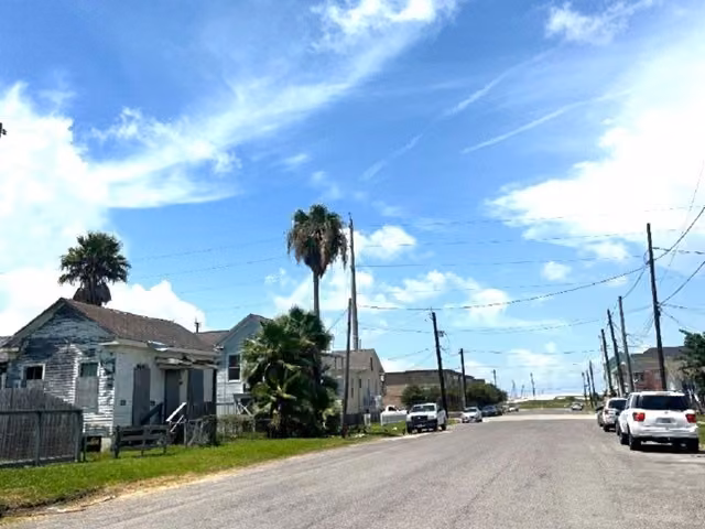 Photo 3 of 709 38th Street, Galveston, OS