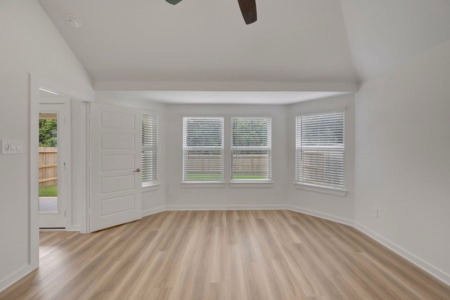 Photo 4 of 10406 Antonio Avenue, Montgomery, TX