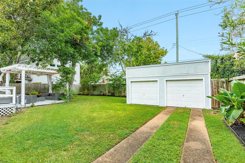 Photo 3 of 4824 Crockett Boulevard, Galveston, TX
