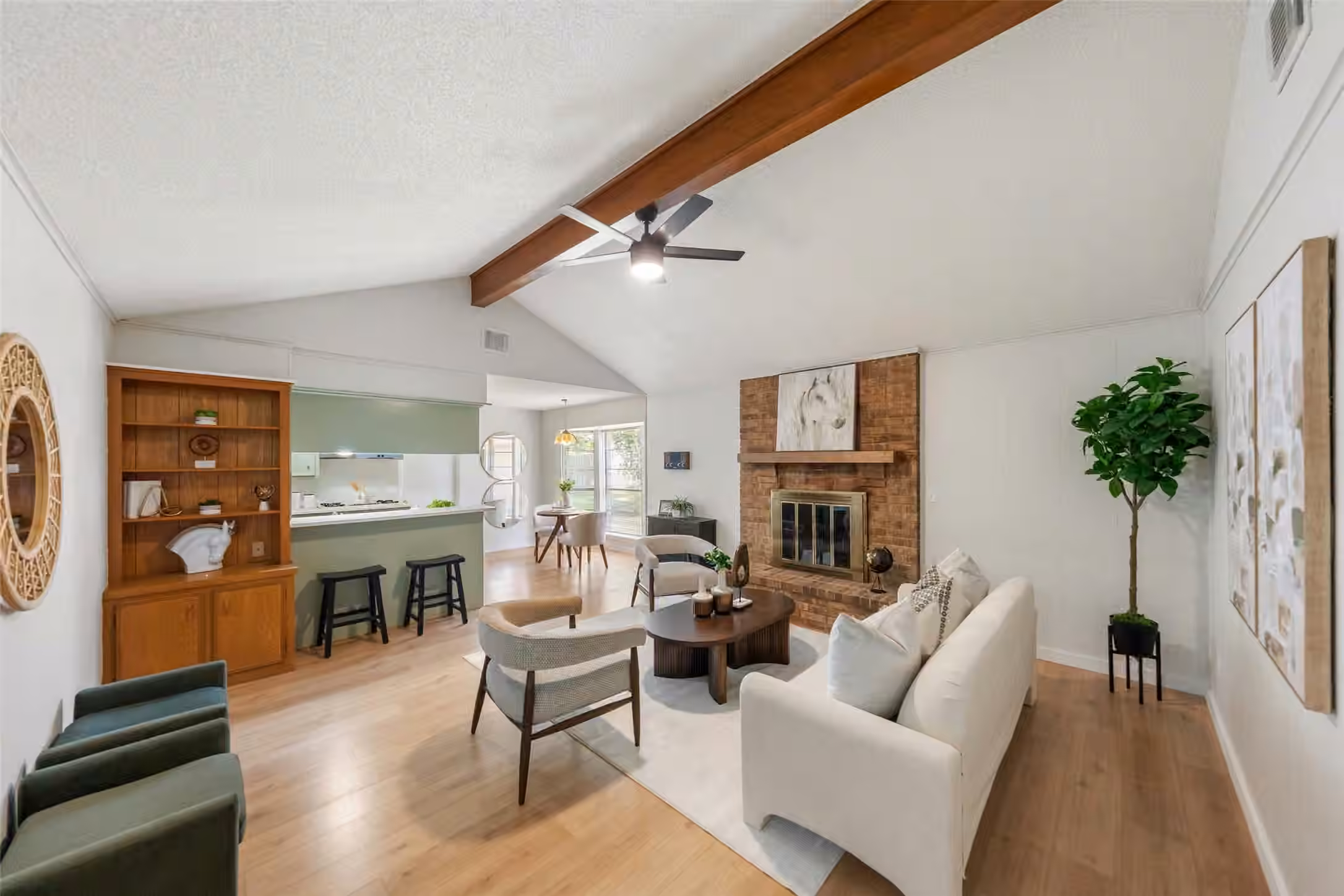 Photo 2 of 209 Pine Oak Drive, Highlands, TX