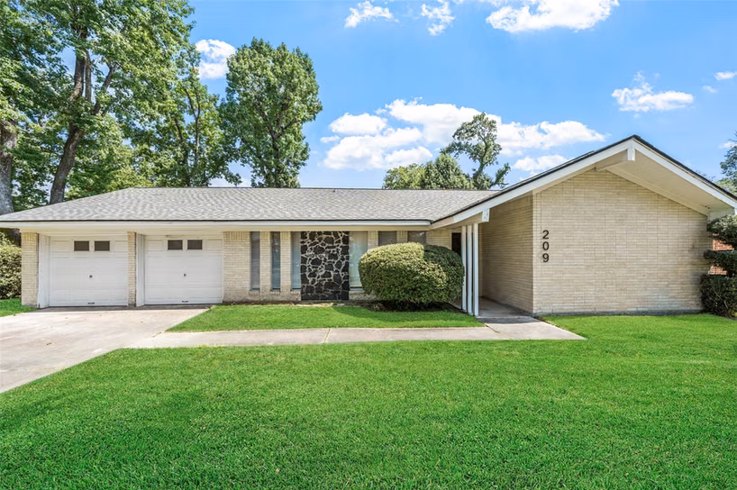 Photo 5 of 209 Pine Oak Drive, Highlands, TX